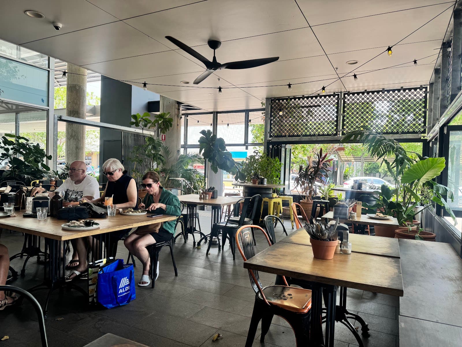 Ray's Cafe & Patisserie — Mindil Beach, Darwin