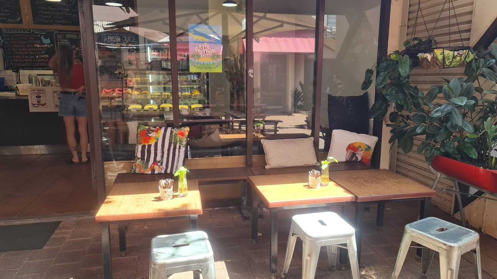 Four Birds Cafe ni Isabella — Darwin CBD, Darwin